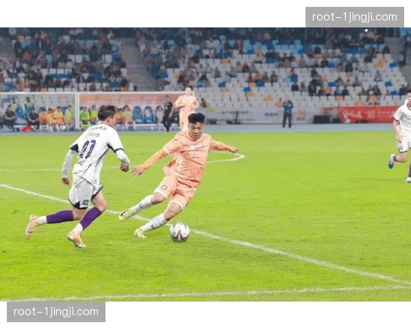 吴启鹏后腰位置敢于对抗 申花小将关键抢断超出预期